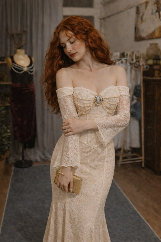 Dantelle Elegance – İnci Broşlu Balık Uzun Kollu Dantel Elbise