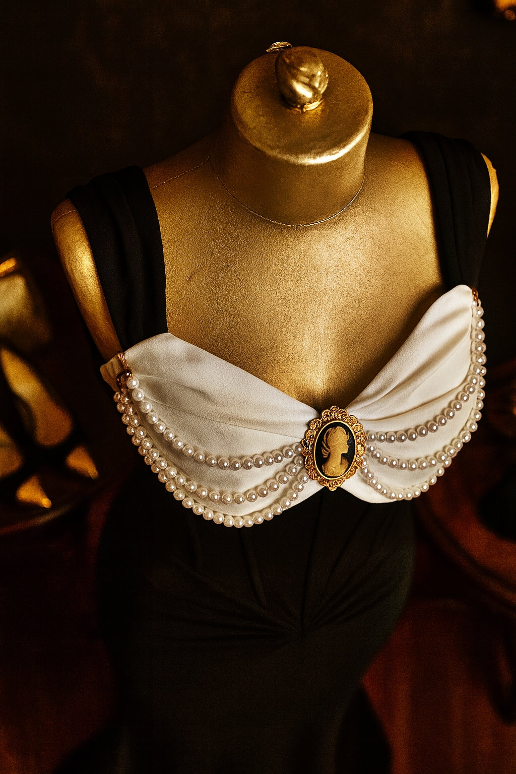 Black Swan Duchess -İncili Broşlu Elbise