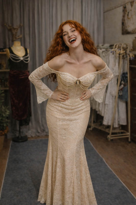 Dantelle Elegance – İnci Broşlu Balık Uzun Kollu Dantel Elbise